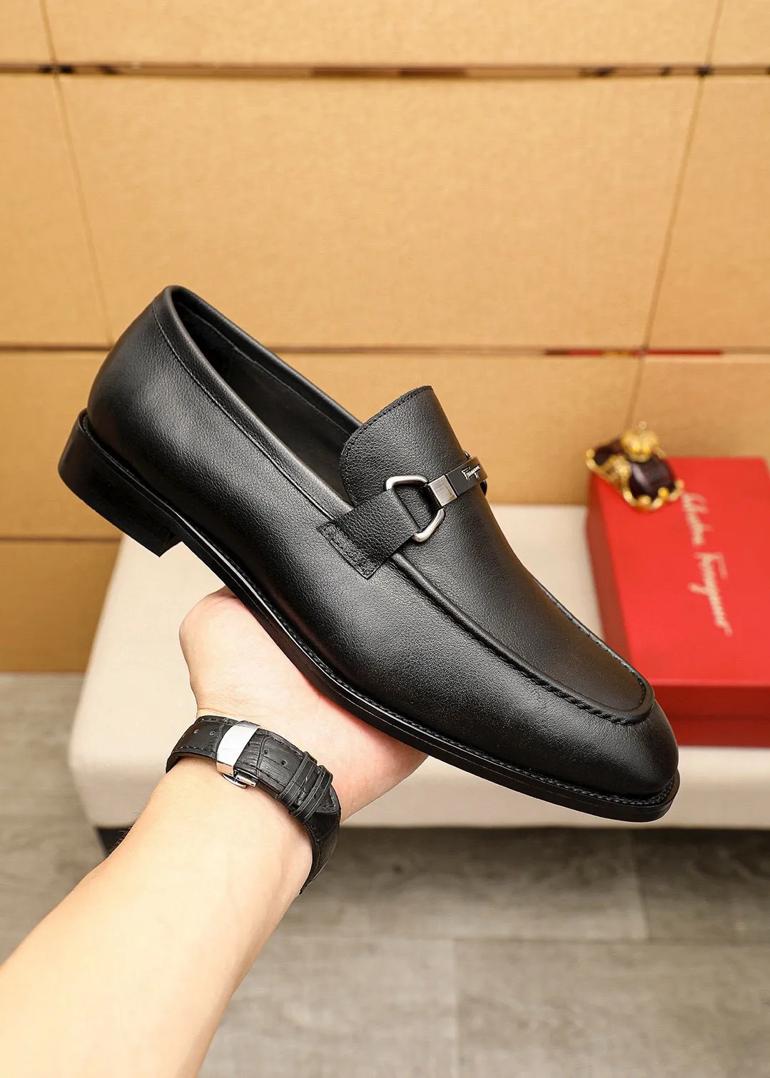 Men's shoes 💰460 💐 Product trademark: Ferragamo "Ferragamo" casual leather shoes Regular size: 38-44 (45.46🉑️customized) Product materials: Selected imported first-layer calfskin upper + luxury hardware buckle, imported water-dyed cowhide leather lining. Strong three-dimensional visual effect, original rubber outsole Color: 3⃣️colors available